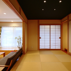 異なる空間が合わさる和モダンな家